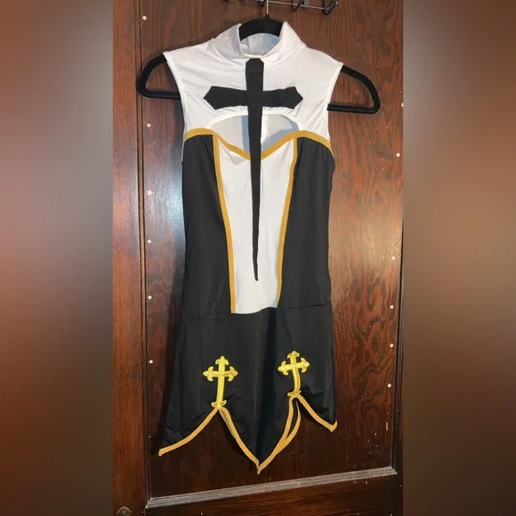 Bad habit nun costume: Spirit Halloween - Picture 4 of 6